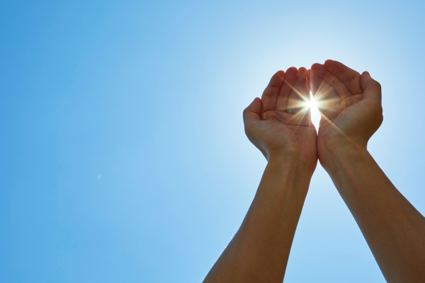 fény felé kinyújtott kezek, kék ég