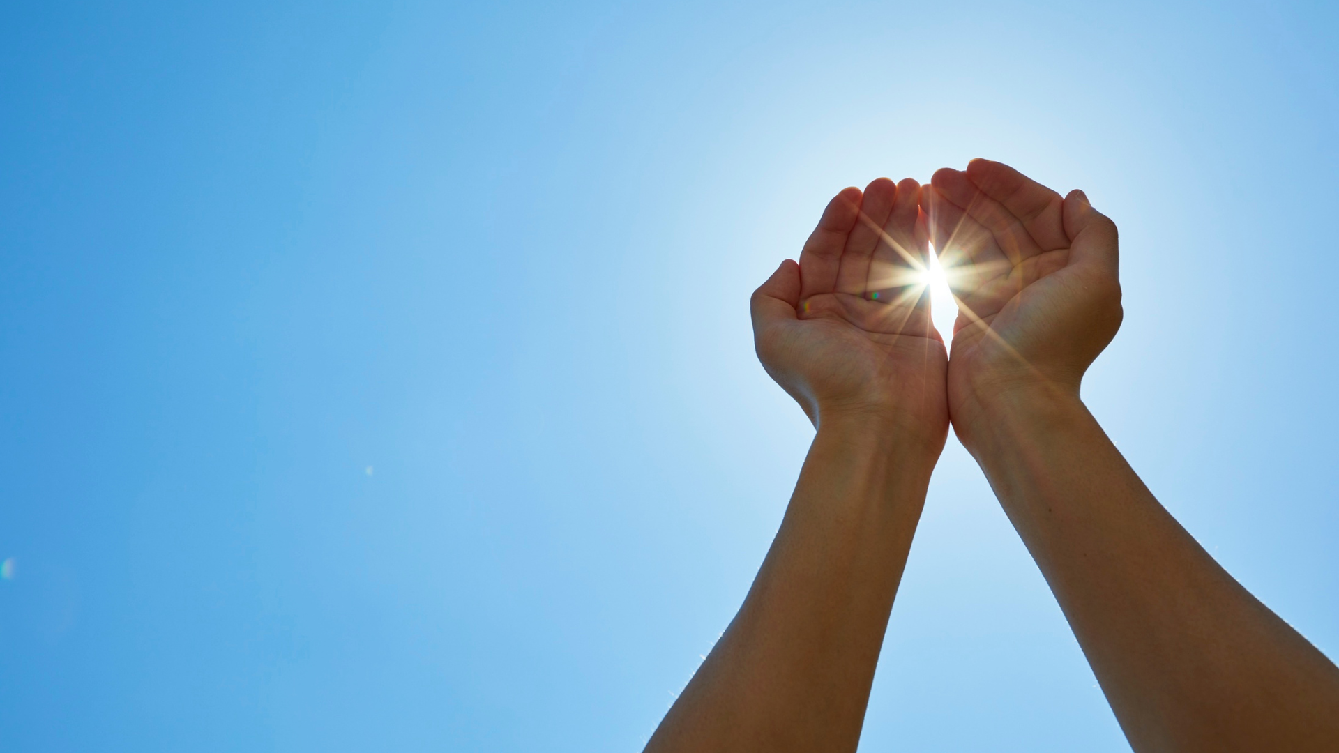 fény felé kinyújtott kezek, kék ég