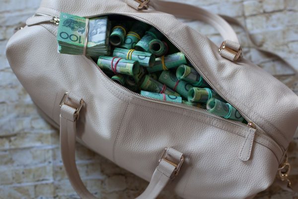 egy táska teli pénzzel